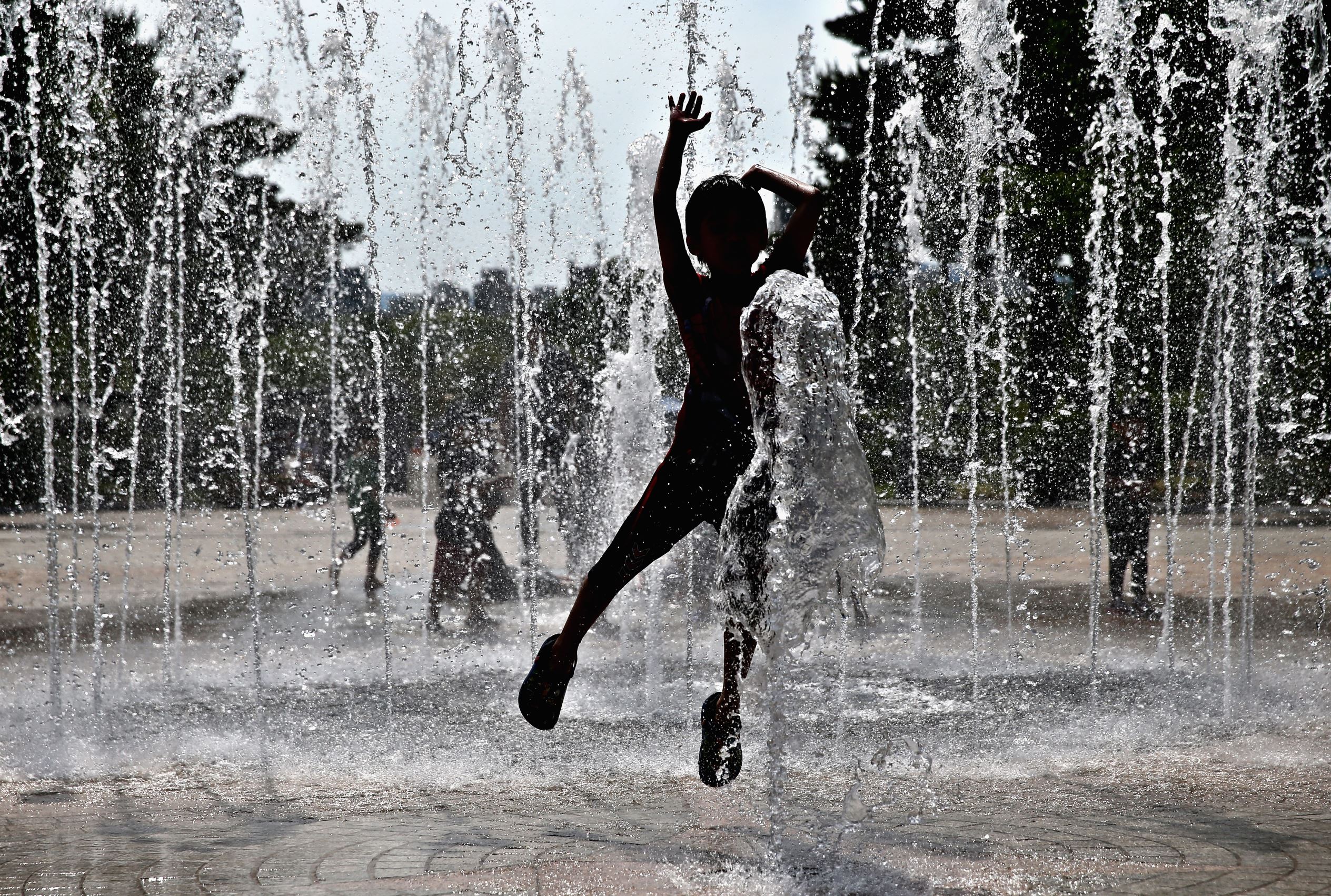 Slide 14 de 36: DAEJEON, SOUTH KOREA - JUNE 03: A boy plays in a fountain at the Daejeon Metropolitan City Hanbat Arboretum during the FIFA U-20 World Cup on June 3, 2017 in Daejeon, South Korea. (Photo by Alex Livesey - FIFA/FIFA via Getty Images)