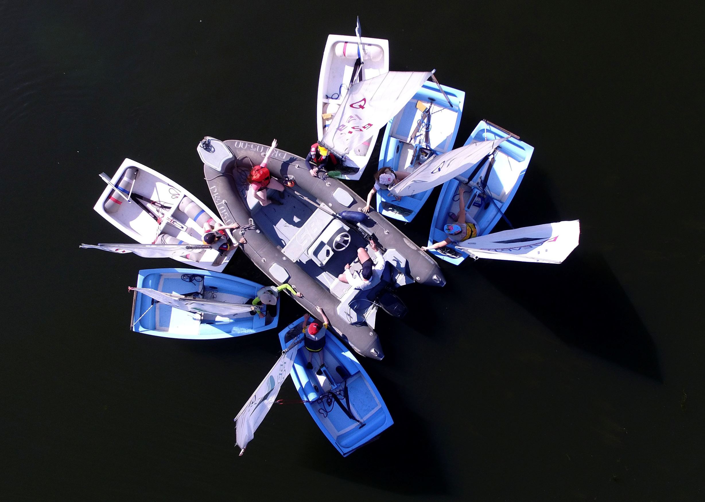 Slide 22 de 36: An aerial view shows single-handed dinghy boats of the Optimist international class around a motorboat of a coach during a training session of young yachtsmen in the Yenisei River in Krasnoyarsk, Russia June 6, 2017. REUTERS/Ilya Naymushin TPX IMAGES OF 