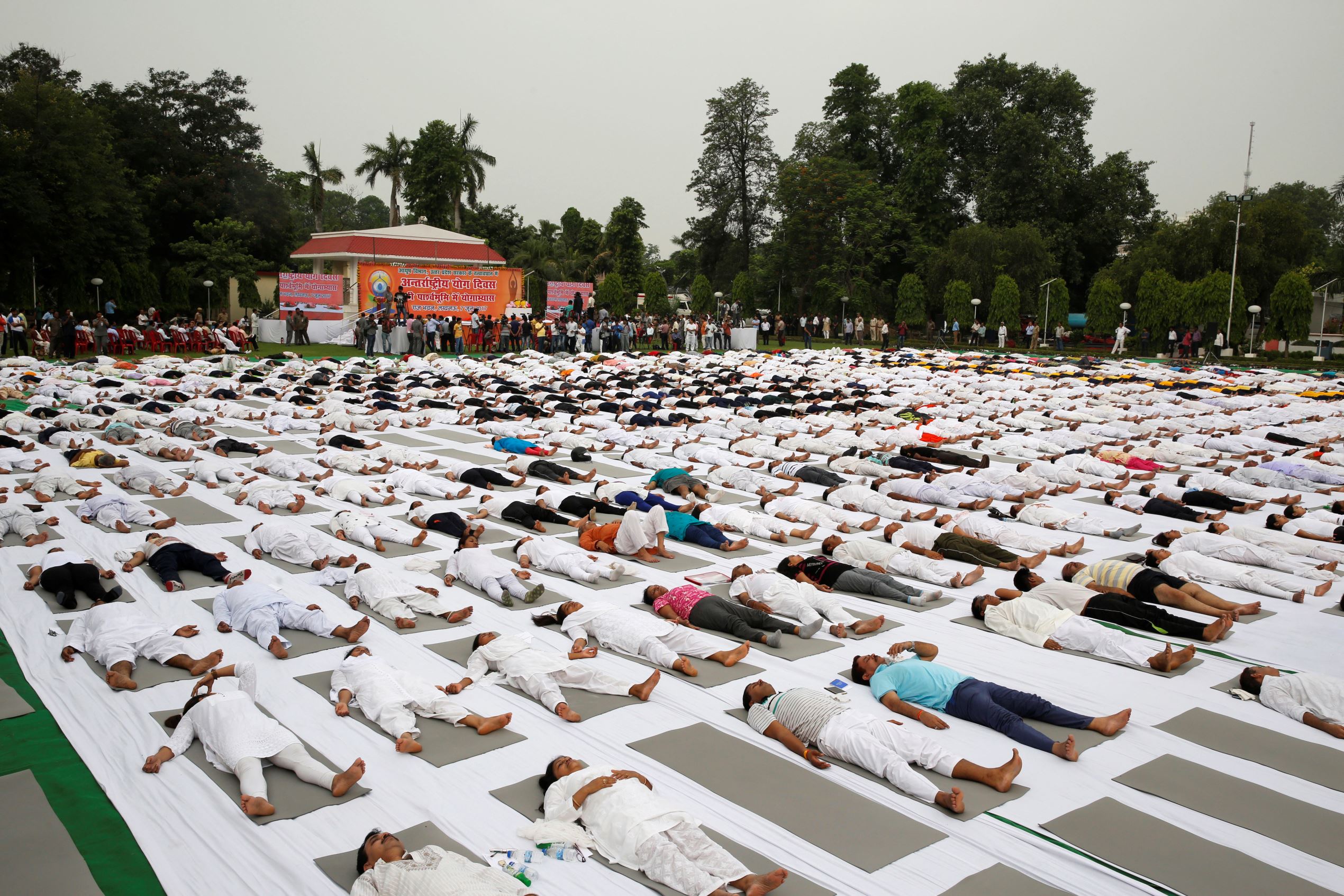 Slide 27 de 36: Indians perform Yoga in Lucknow, India, Wednesday, June 7, 2017. The yoga training camp was organized for the upcoming International Yoga Day, which is celebrated annually on June 21. (AP Photo/Rajesh Kumar Singh)