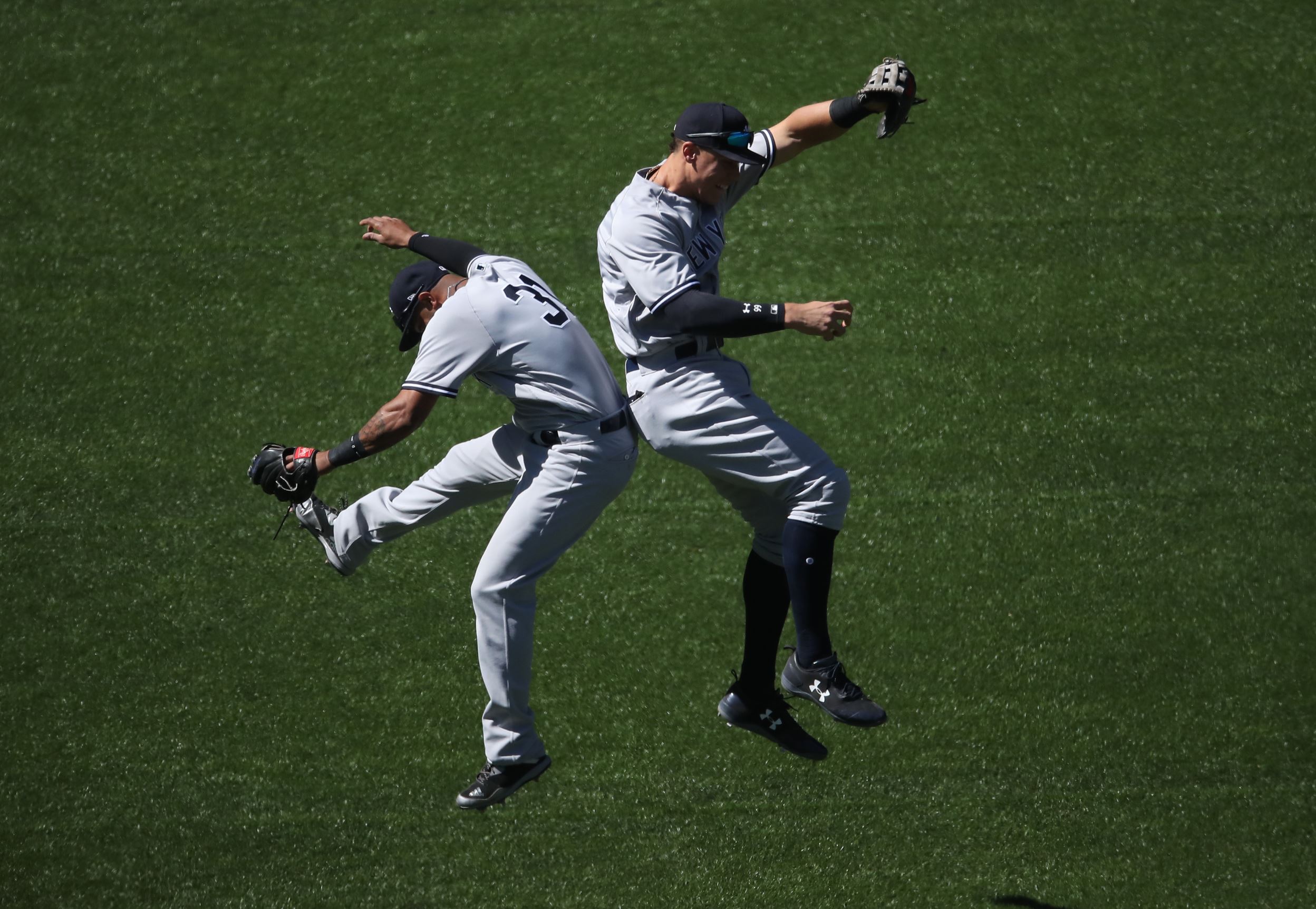 Slide 7 de 36: TORONTO, ON - JUNE 3: Aaron Judge #99 of the New York Yankees celebrates their victory with Aaron Hicks #31 during MLB game action against the Toronto Blue Jays at Rogers Centre on June 3, 2017 in Toronto, Canada. (Photo by Tom Szczerbowski/Getty Images)