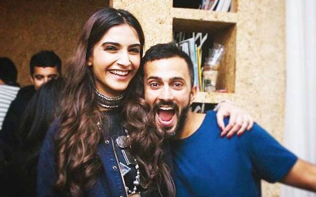 pic: Sonam Kapoor kisses Anand