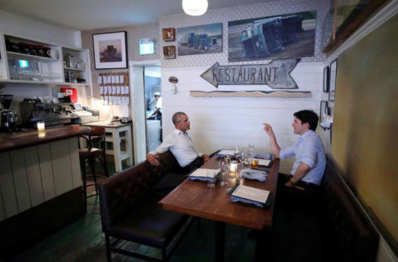 Slide 36 de 36: Canada's Prime Minister Justin Trudeau speaks with former United States President Barack Obama at a restaurant during Obama's visit to address the Montreal Chamber of Commerce, in Montreal, Quebec, Canada June 6, 2017.