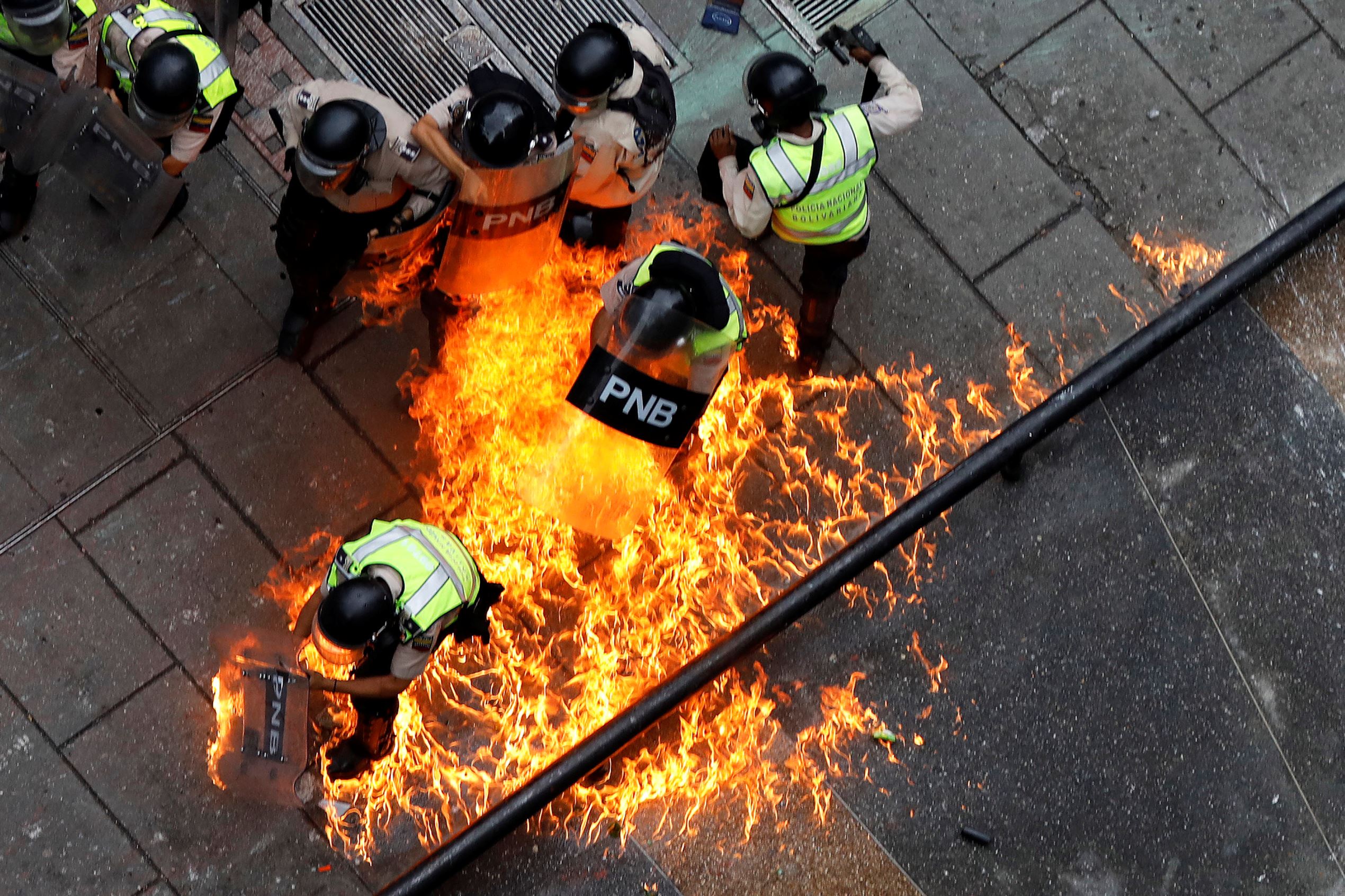 Slide 30 de 36: Riot security forces members catch fire during riots at a rally against Venezuelan President Nicolas Maduro's government in Caracas, Venezuela, June 7, 2017. REUTERS/Carlos Garcia Rawlins TPX IMAGES OF THE