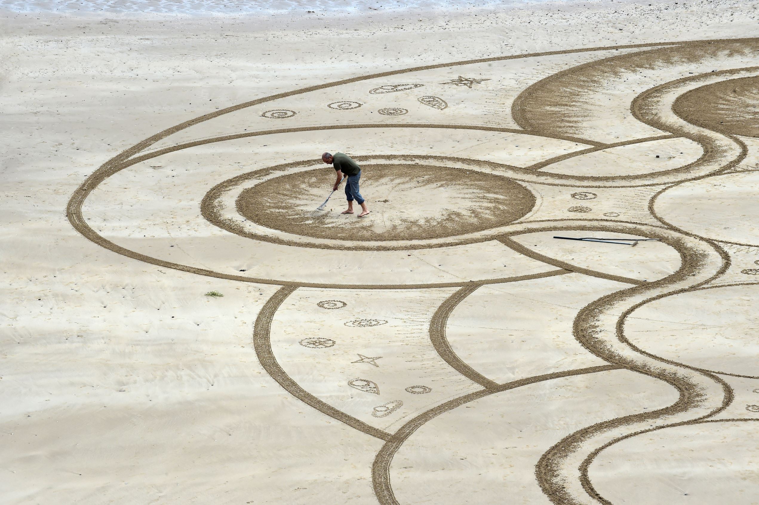 Slide 29 de 36: Sand artist Marc Treanor creates a work on the North Beach at Tenby Harbour, Pembrokeshire, Wales, Britain June 7, 2017. REUTERS/Rebecca Naden TPX IMAGES OF THE