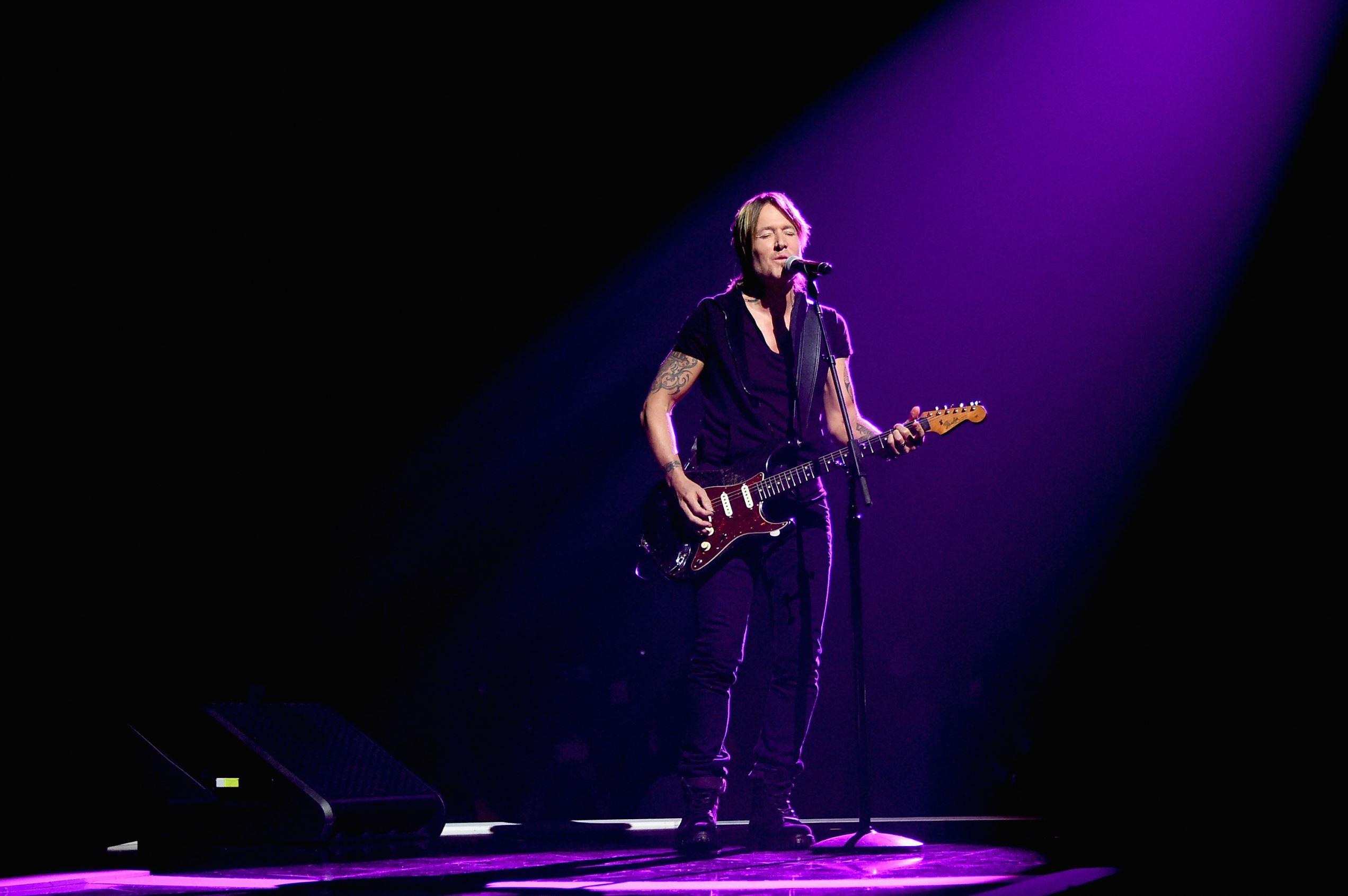 Slide 33 de 36: Keith Urban performs onstage during the 2017 CMT Music Awards at the Music City Center on June 6, 2017 in Nashville, Tennessee.