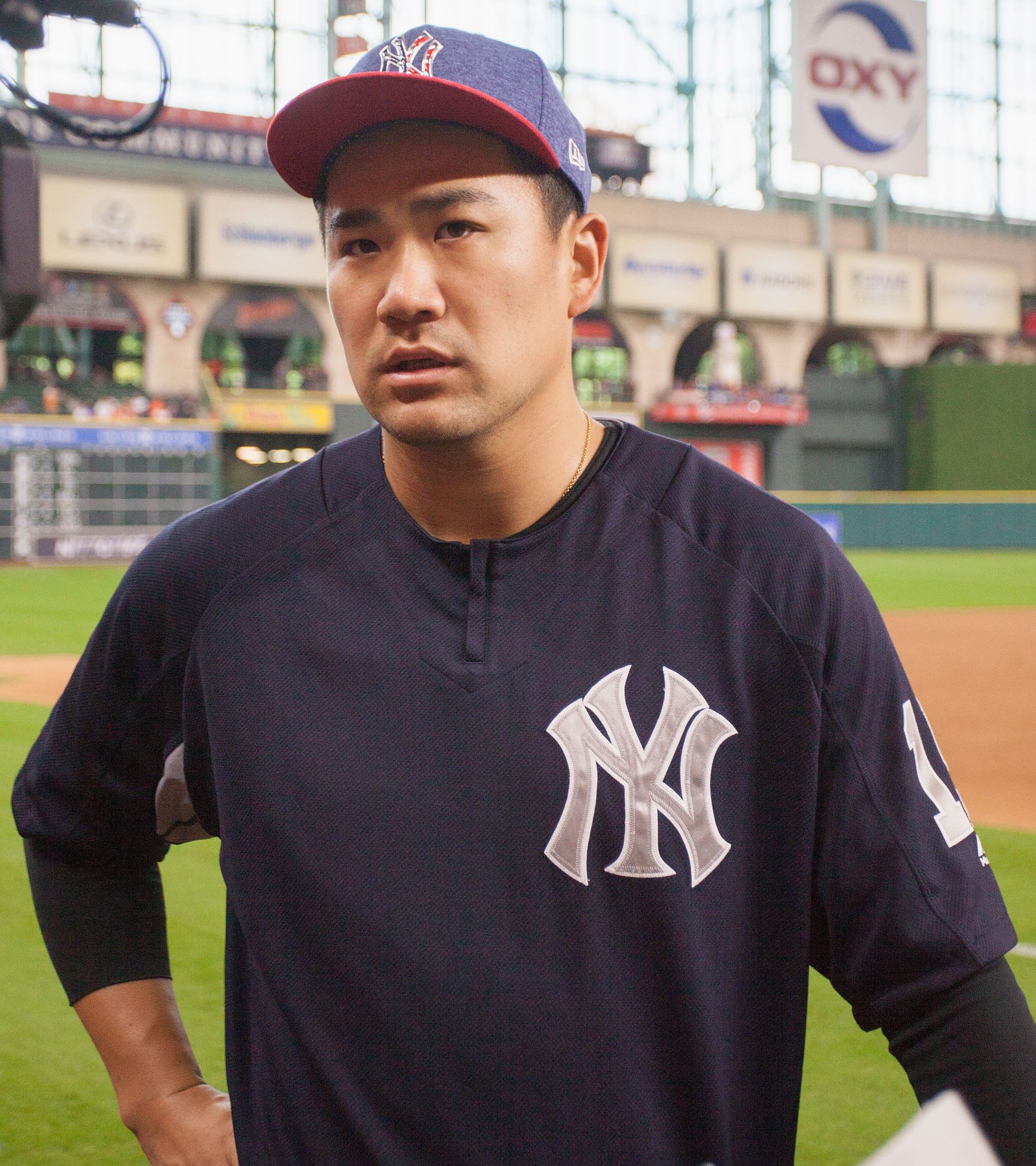 Tanaka pitches Yankees over slumping