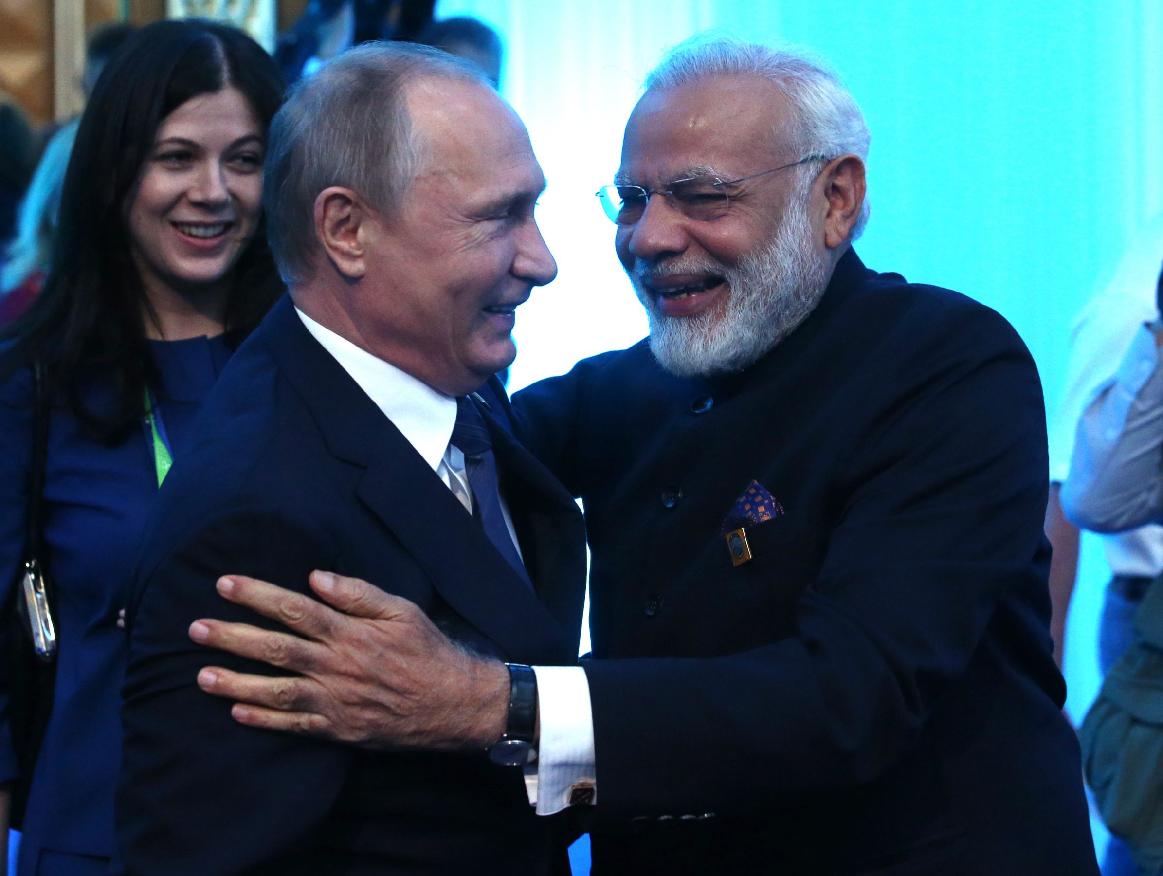Modi embraces world with 'bear