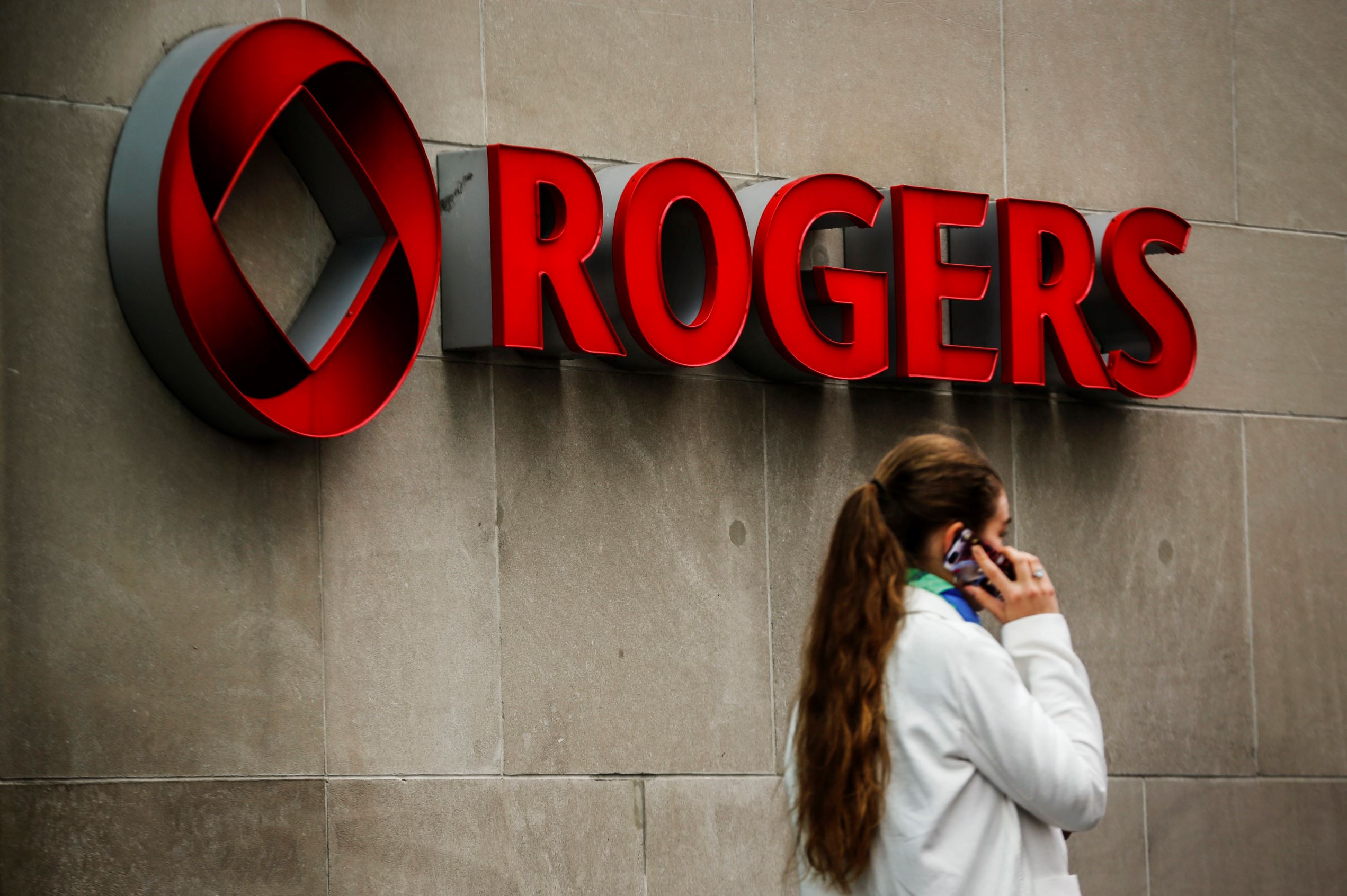 Rogers increases data overage certain