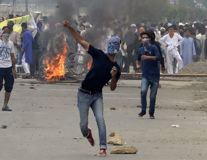 Clashes Srinagar Eid, tear disperse