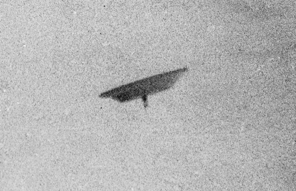 Διαφάνεια 4 από 13: 'This photo of a flying saucer was taken by Paul Trent over his farm, in McMinnville, Oregon.'
