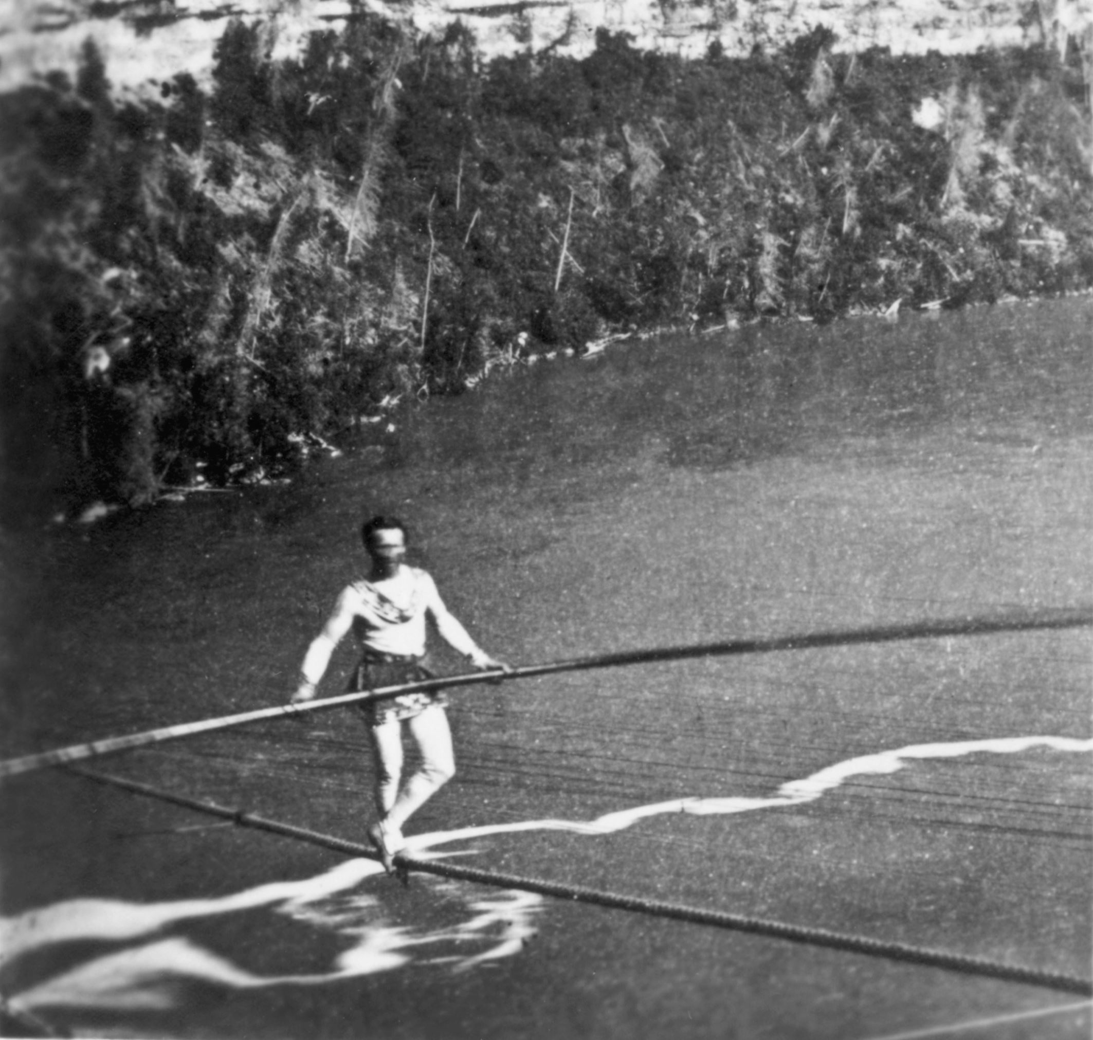 Today history: cross Niagara Falls