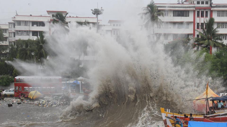 wave sweeps away 17-year-old into
