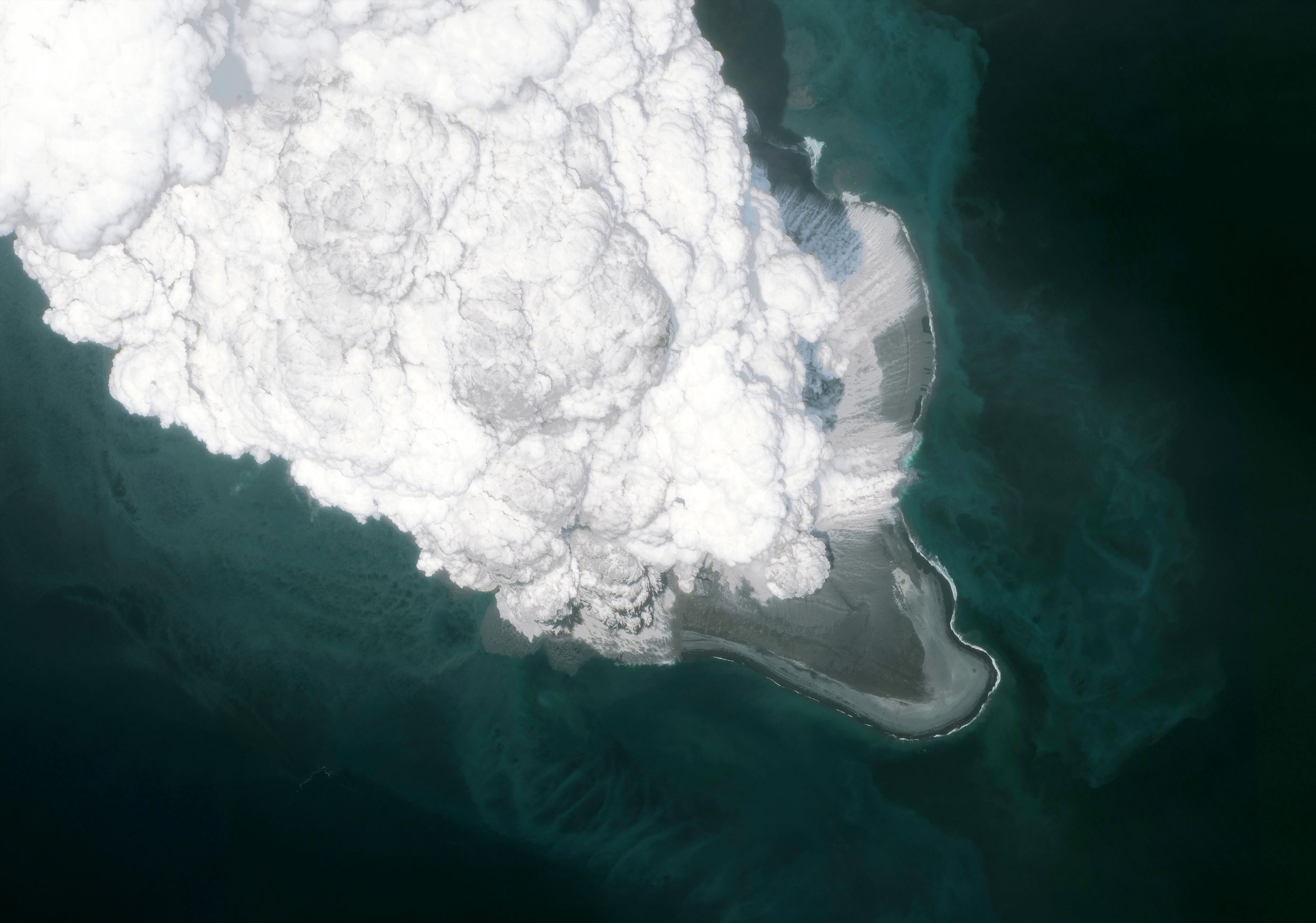 Eruption active Alaska volca** sparks