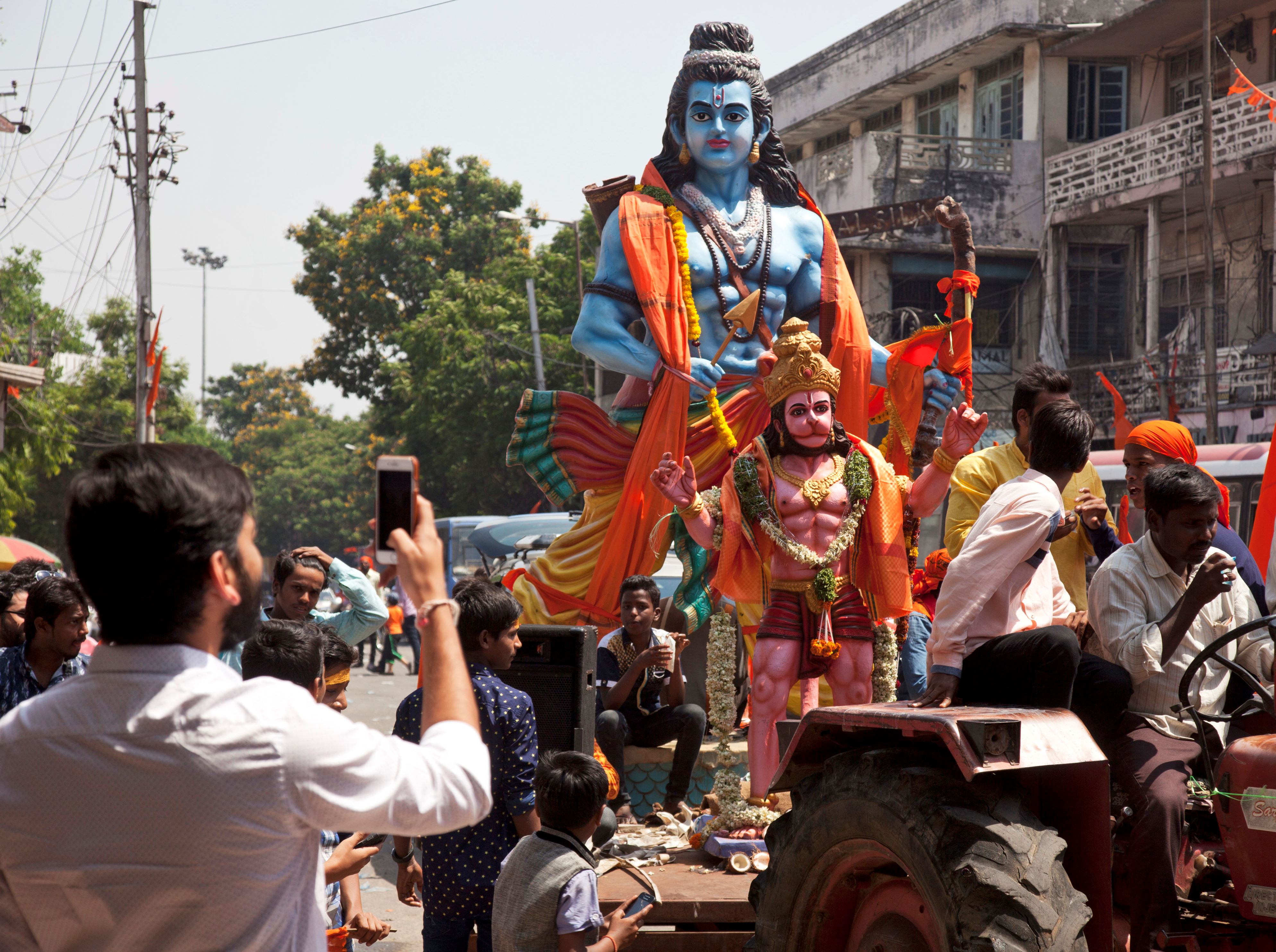 Yogi Adityanath promises 100m idol