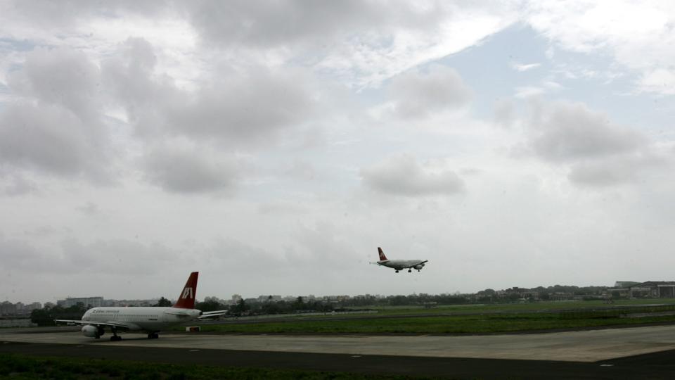 Laser attacks planes Mumbai