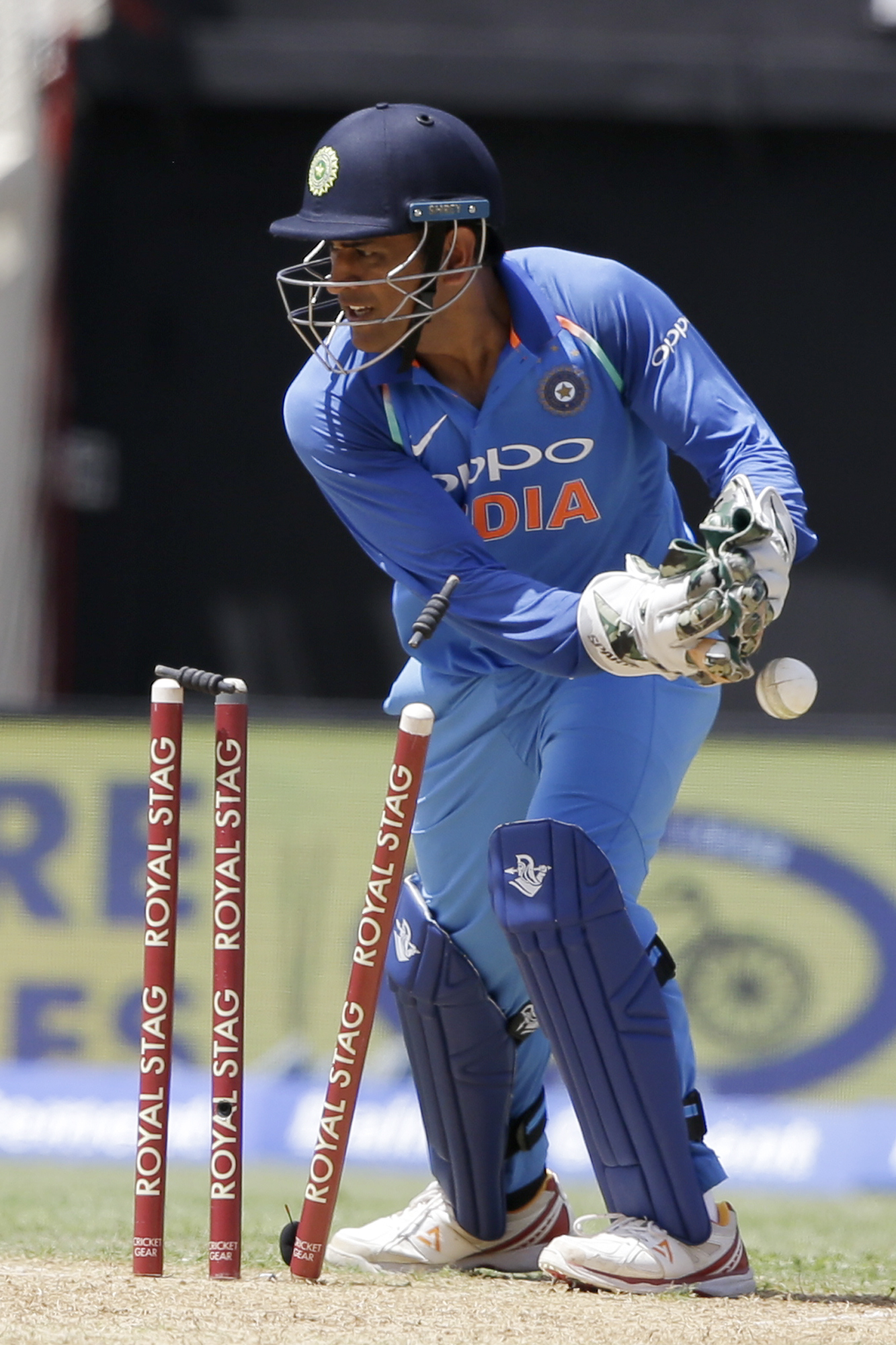magical hands Dhoni