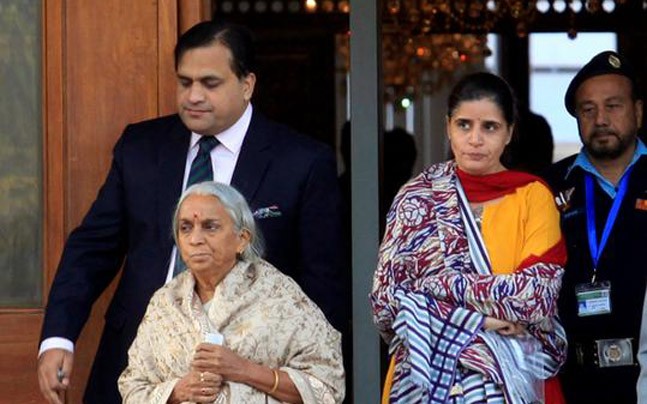 Pakistan insults Jadhav's wife