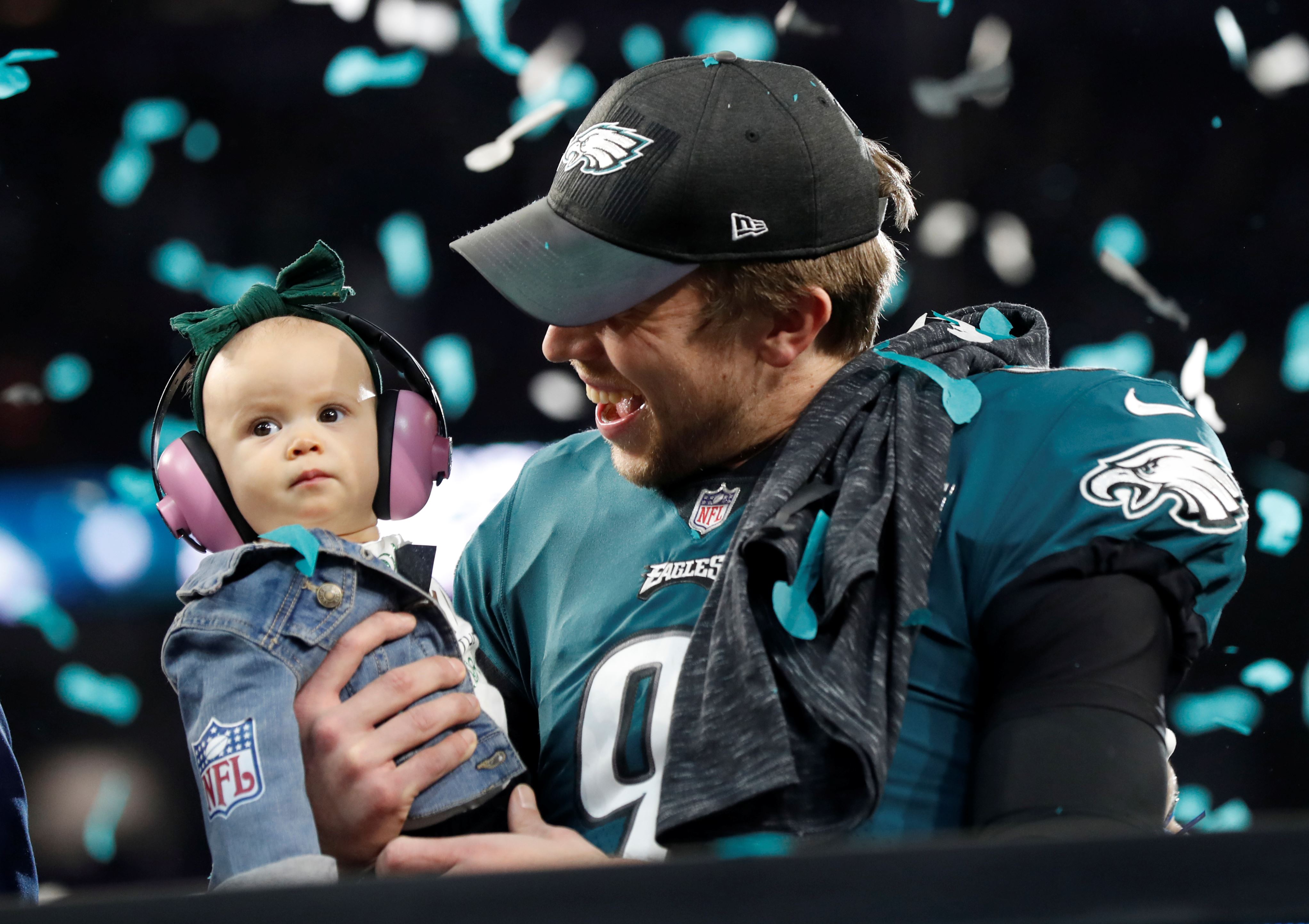 Foles celebrates with adorable daughter