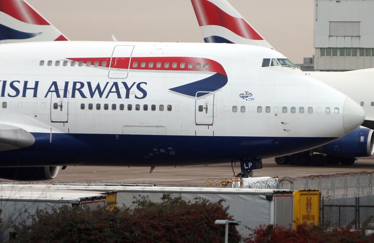 Passengers forced 'hold hours flight