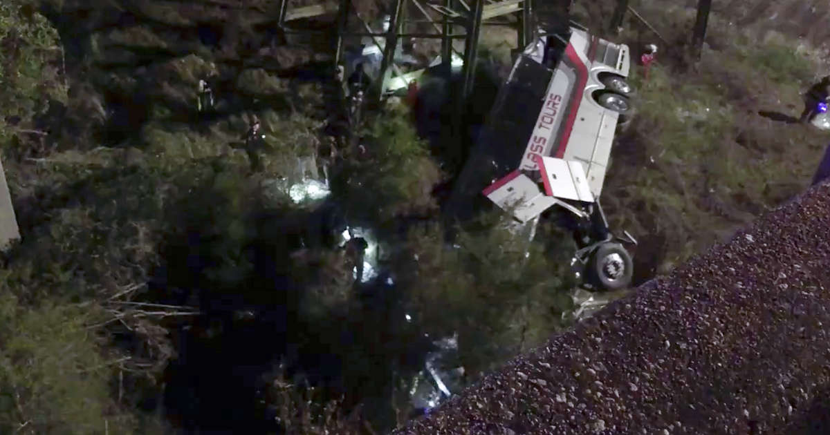 At least 1 dead as bus carrying students plunges into Alabama ravine