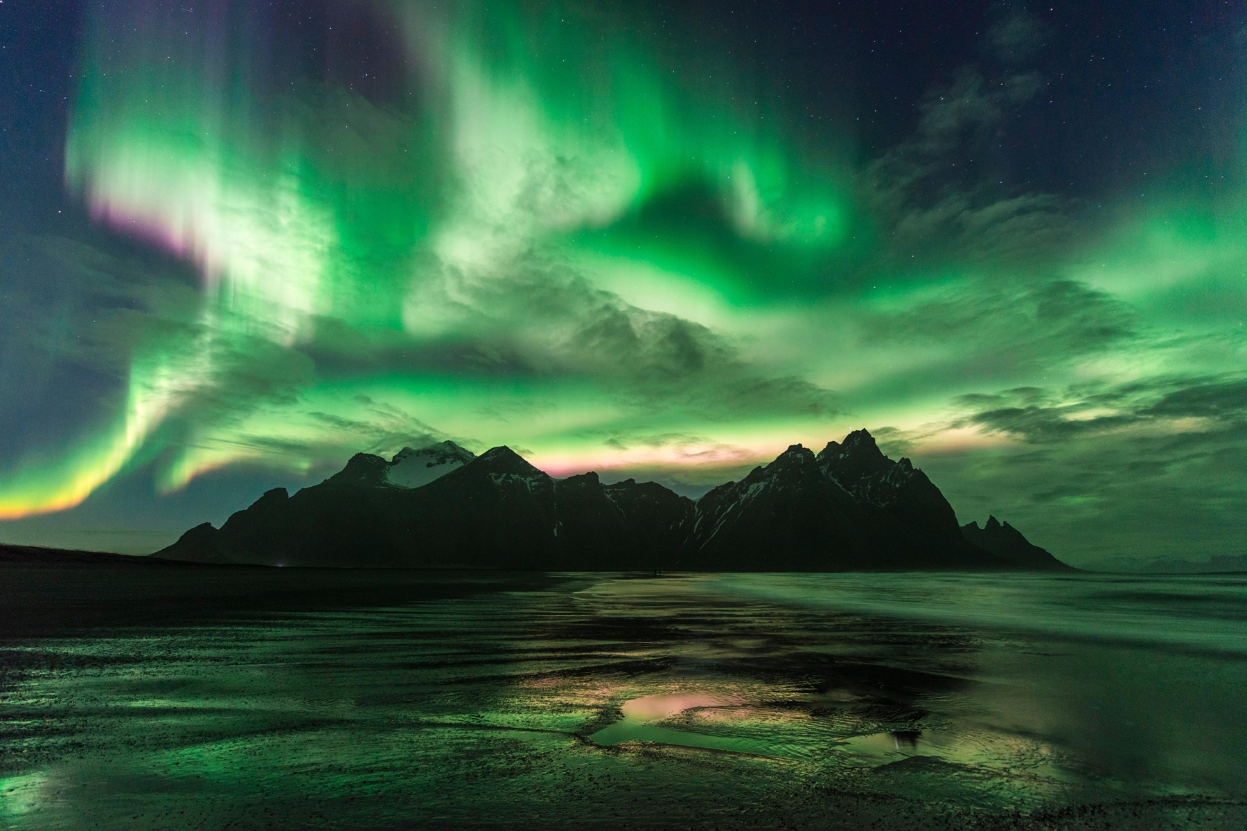 Night shot, Northern Lights (Aurora borealis), Black sand beach, mountains Klifatindur, Eystrahorn and Kambhorn, headland Stokksnes, massif Klifatindur, Austurland, East Iceland, Iceland