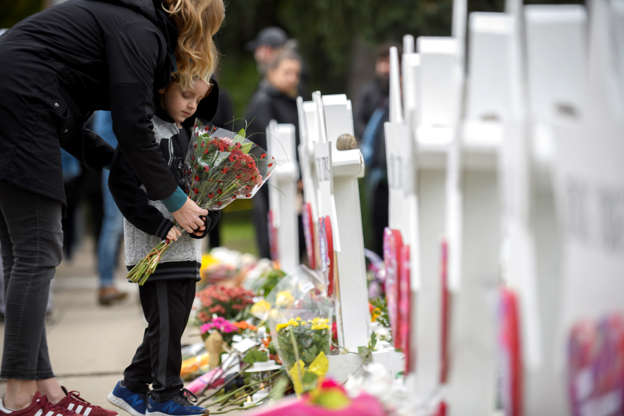 Grief-stricken Pittsburgh readies itself for funerals, Trump visit after synagogue shooting BBP5CeH