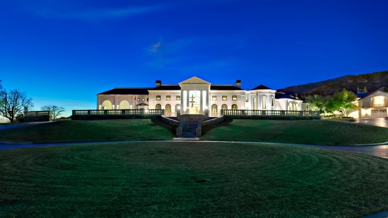Luxury homes with stunning mountain