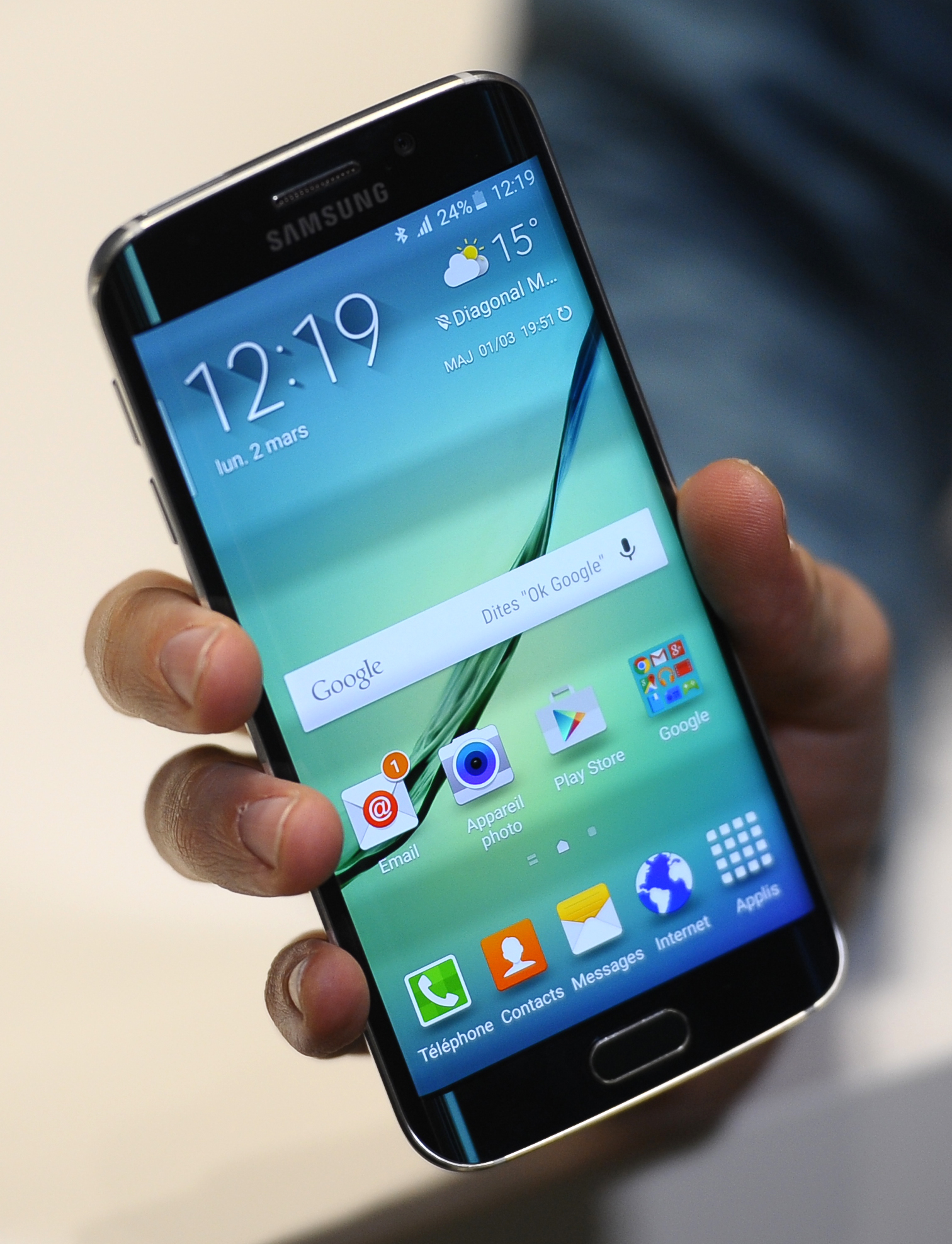 Delhi gets back phone from