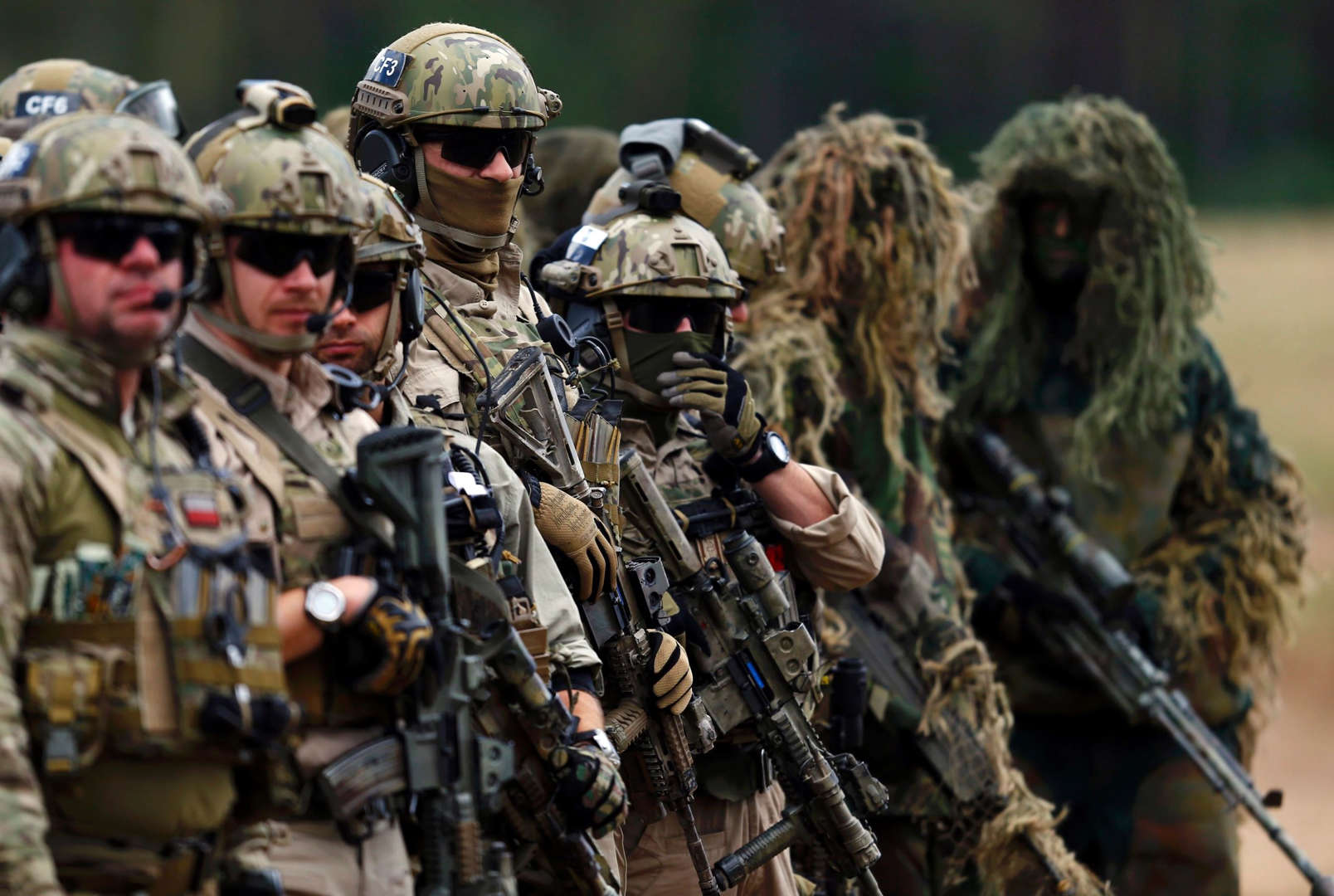 Members of Poland's special commando unit Lubliniec participate in the "Noble Sword-14" NATO international tactical exercise at the land forces training centre in Oleszno, near Drawsko Pomorskie, northwest Poland September 9, 2014. About 1,700 soldiers from Croatia, Estonia, France, the Netherlands, Lithuania, Germany, Norway, Poland, Slovakia, Slovenia, the U.S., Turkey, Hungary, Britain and Italy are participating in the three-week exercise.