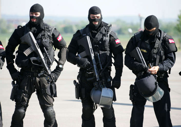 SANKT AUGUSTIN, GERMANY - APRIL 27:  Members of Austria's special police unit 'Cobra' pose during a presentation on April 27, 2007 in Sankt Augustin, Germany. Anti-terror special forces from five european countries took part in a joint presentation. (Photo by