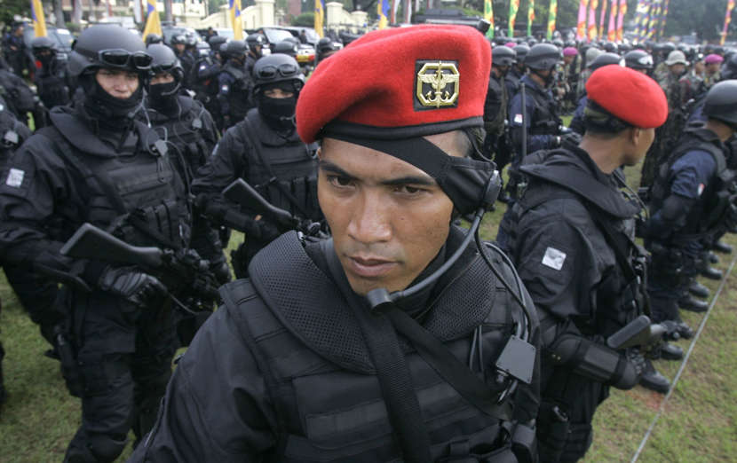 FILE - In this Dec. 19, 2008 file photo, an Indonesian elite soldiers of Special Forces Commandos (KOPASSUS), wearing the unit's signature red beret, looks on prior to the start of a show of force ahead of a major anti-terror drill in Jakarta, Indonesia. The United States announced Thursday, July 22, 2010, it will resume cooperation with Indonesia's special forces after ties were severed more than a decade ago over human rights abuses allegedly committed by the commando unit. (