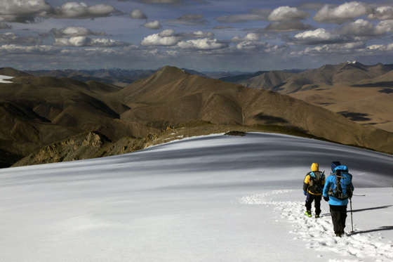 Climbers descending Mentok I, 6200m, high above Tso Mori Lake, Ladakh, India, Asia