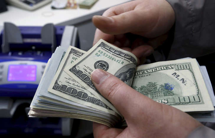 Dólar cai 0,87% e volta abaixo de R$3,50 por alívio no exterior e na política local