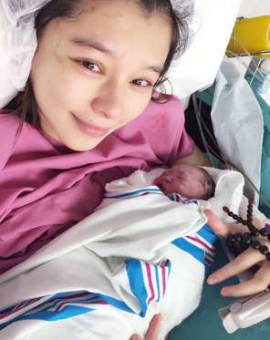 藝人徐若瑄（圖）懷孕33週，過程辛苦，躺在床上安胎許久，獅子座的小V寶8月13日剖腹出生，經紀公司表示，寶寶重2000公克。