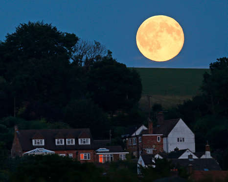 Lua azul é vista em Loosely Row, ao sul da Inglaterra
