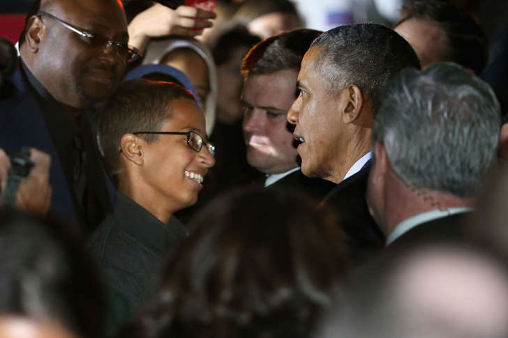 U.S. President Barack Obama (2nd R) talks with 14-year-old Ahmed Mohamed (C) during the second Astronomy Night on the South Lawn of the White House October 19, 2015 in Washington, DC.