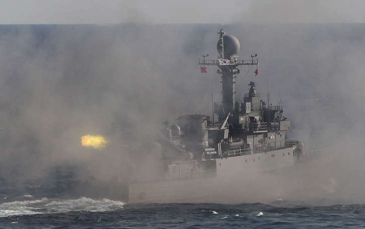 A Corea del Sur incendios barco de patrulla marina durante un día los medios de comunicación para una revisión de la flota naval frente a Corea del Sur & # 39; s costa sureste cerca de Busan, Corea del Sur, Sábado, 17 de octubre 2015.