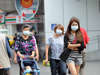 中國大陸霾害境外污染物隨東北季風南下侵台，28日空 氣非常髒，環保署建議，呼籲敏感族群外出宜戴口罩。 台北市街頭民眾戴上口罩防霾。