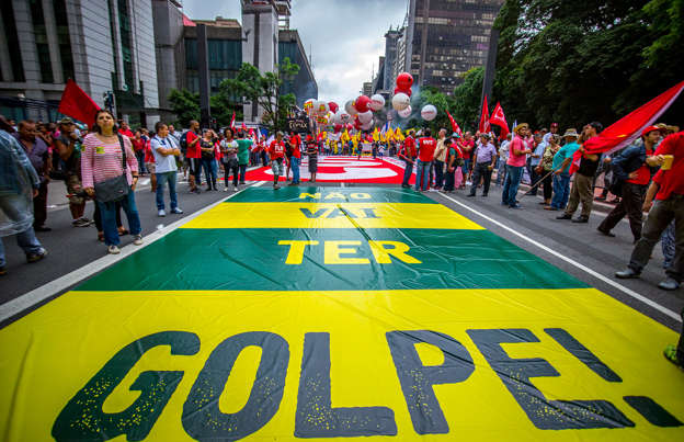 Manifestantes se reúnem na Avenida Paulista, em SP
