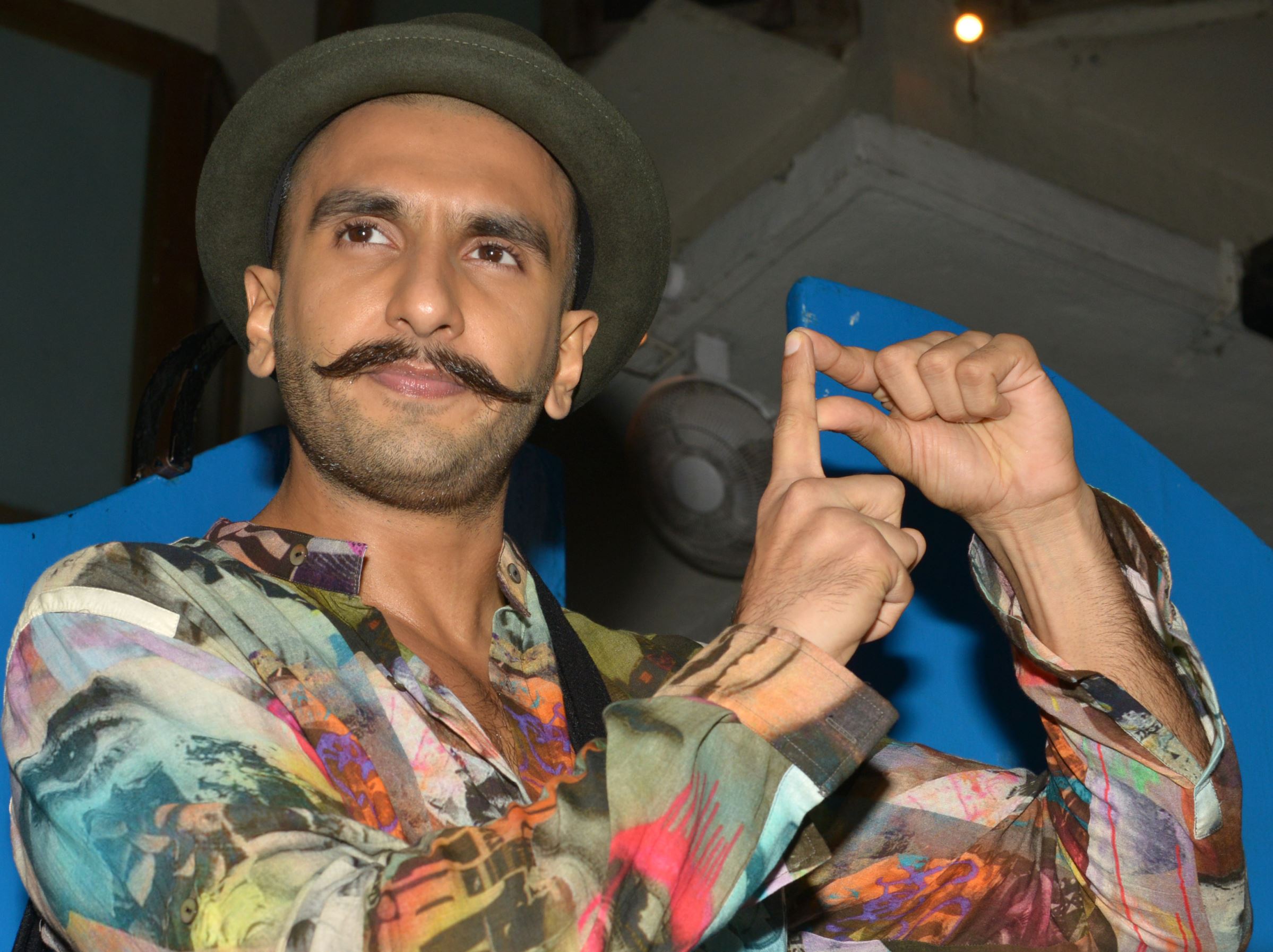 Watch: Ranveer spoofs Deepika?s ex-boyfriend