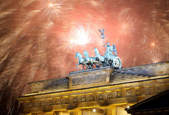 Fireworks explode next to the Quadriga sculpture atop the Brandenburg gate during New Year celebrations in Berlin January 1, 2015. REUTERS/Fabrizio Bensch (GERMANY - Tags: SOCIETY)