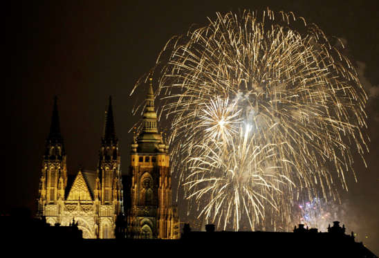Fireworks explode over the towers of the St. Vitus Cathedral at Prague Castle, January 1, 2009. The Czech Republic took the helm of the European Union on Thursday and tried to allay doubts over its ability to lead with a plan to seek a ceasefire to the worst violence between Israel and Palestinians in decades. REUTERS/Petr Josek (CZECH REPUBLIC)