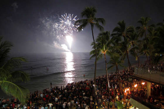Revelers pack Waikiki Beach to watch a fireworks display during New Year celebrations in Hawaii January 1, 2011. REUTERS/Kevin Lamarque (UNITED STATES - Tags: SOCIETY ANNIVERSARY)