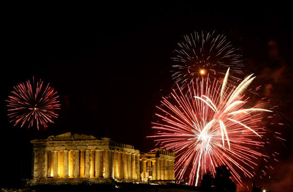 Fireworks explode over the temple of the Parthenon atop the hill of the Acropolis during New Year's day celebrations in Athens January 1, 2009. REUTERS/Yiorgos Karahalis (GREECE)