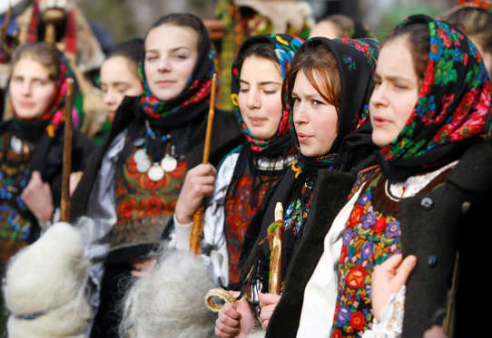 Girls wearing traditional costumes sing during rehearsals for New Year's Eve celebrations in Bucharest December 29, 2006. Romania is set to join the E.U. on January 1, 2007, along with its neighbour Bulgaria. REUTERS/Bogdan Cristel (ROMANIA)