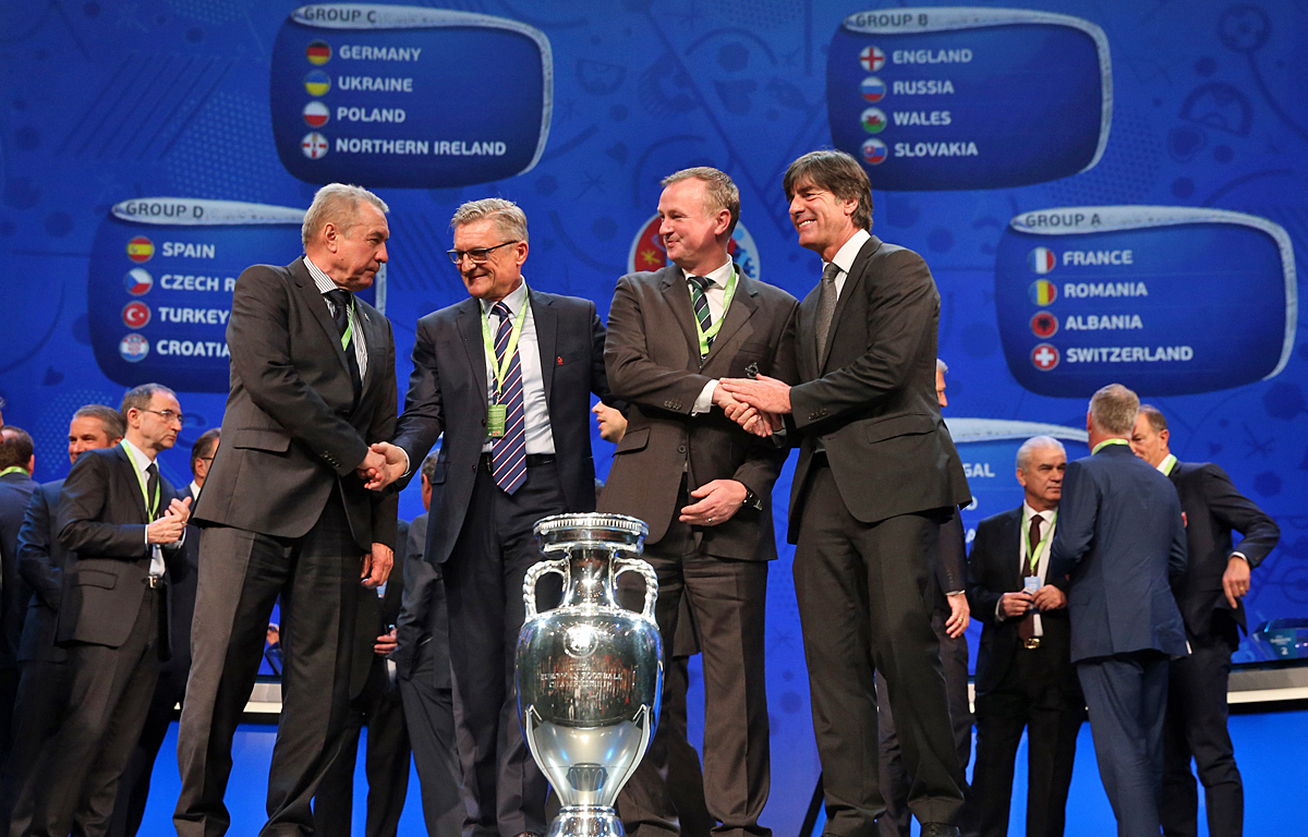 Ukraines Assistenzcoach Volodymir Onyshchenko, Polens Nationaltrainer Adam Nawal...