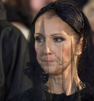  Les fans de Céline Dion pleurent René Angélil à Montréal  BBoBntD