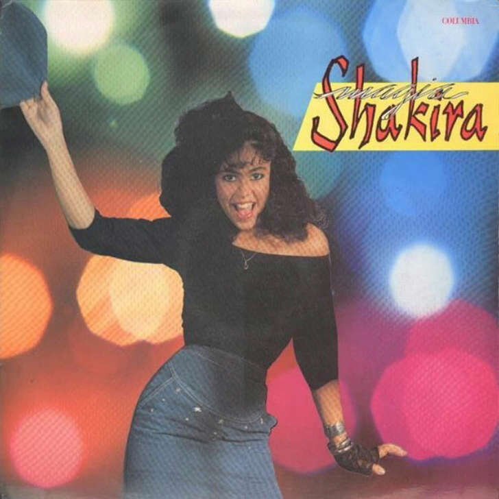 La estrella colombiana cumple 39 años este 2 de febrero, y para celebrarla repasamos todos sus álbumes. 1991 - Magia: Si bien Shakira no lo considera parte de su discografía oficial por haber vendido solo 1.200 copias, este fue su debut discográfico. Fue lanzado en junio de 1991, pero esa cabellera parece haberse quedado en los años 80. ¡Este disco es una joyita!