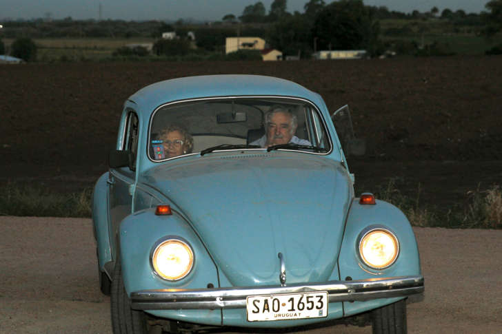 Carmena y Mujica, de paseo en el Volkswagen 'escarabajo' del exmandatario