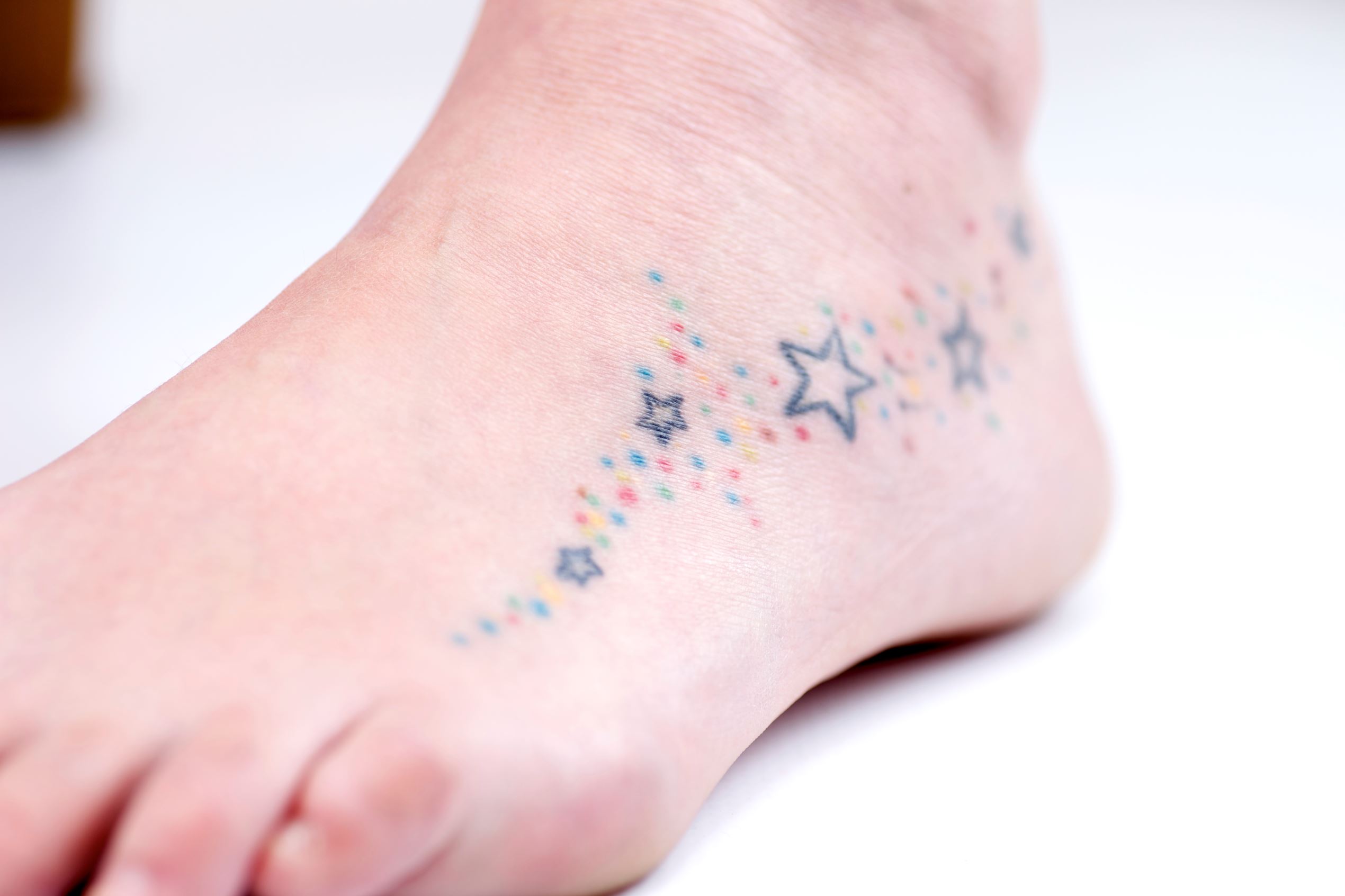 Διαφάνεια 13 από 15: Designs on your hands and feet will fade the fastest